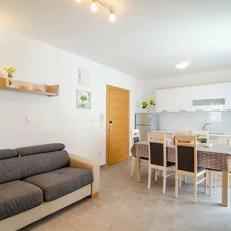 Apartamento Sara 2 *