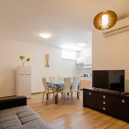 Apartamento Sara 2 *