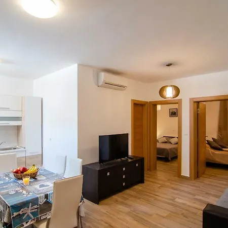 Apartamento Sara 2 *
