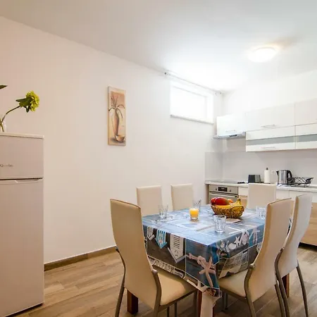 Apartamento Sara 2 *