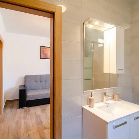 Apartamento Sara 2 *